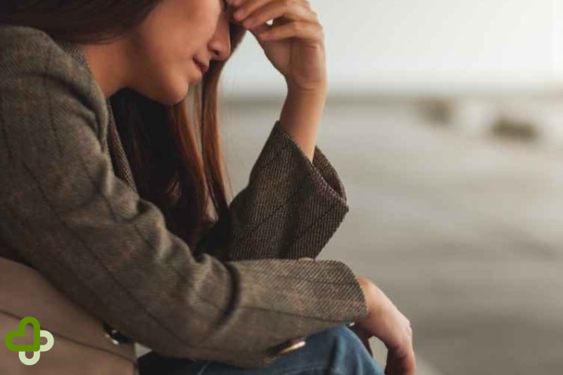 Девушка чувствует тревогу